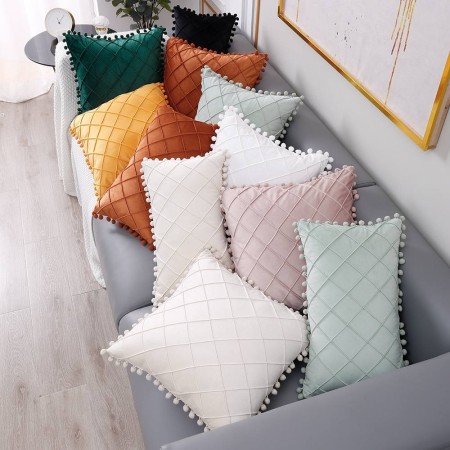 Декоративна подушка з помпонами, цегляна